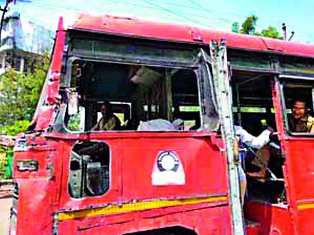 Dump truck runs out of the yard | परतवाडा आगारातून धावतात भंगार बसगाड्या