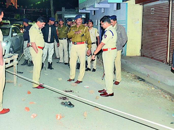 One killed, four injured and three arrested in firing | गोळीबारात एक ठार, चार जखमी, तीन अटक One killed, four injured and three arrested in firing | गोळीबारात एक ठार, चार जखमी, तीन अटक