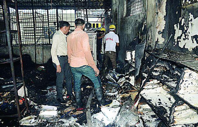 Fire brigade on Jawahar Road | जवाहर रोडवरील कापड प्रतिष्ठानाला भीषण आग Fire brigade on Jawahar Road | जवाहर रोडवरील कापड प्रतिष्ठानाला भीषण आग