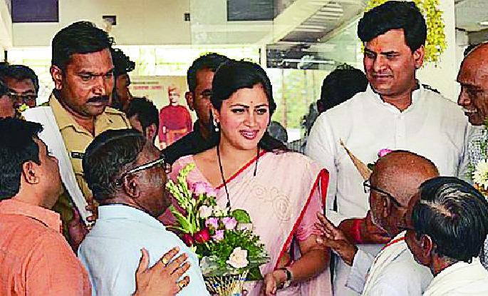 Happy Holi at home, MPs worry about drought! | घरी रीघ शुभेच्छांची, खासदारांना चिंता दुष्काळाची! Happy Holi at home, MPs worry about drought! | घरी रीघ शुभेच्छांची, खासदारांना चिंता दुष्काळाची!