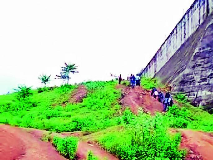 Direct climb to the dam wall | धरणाच्या भिंतीवर थेट चढाई Direct climb to the dam wall | धरणाच्या भिंतीवर थेट चढाई