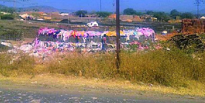 Revenue department is absent for illegal bribe? | अवैध वीटभट्ट्यांना महसूल विभागाचे अभय का?