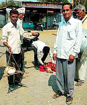 Rajuri market 'Kisini' third day! | राजुराबाजारमध्ये ‘किसनी’चा तिसरा दिवस ! Rajuri market 'Kisini' third day! | राजुराबाजारमध्ये ‘किसनी’चा तिसरा दिवस !