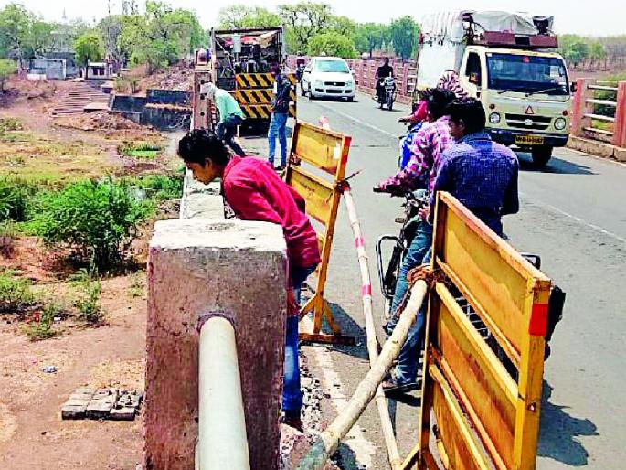 The repair will be done on the banks of river Peddi | पेढी नदीवरील पुलाच्या कठड्यांची होणार दुरुस्ती The repair will be done on the banks of river Peddi | पेढी नदीवरील पुलाच्या कठड्यांची होणार दुरुस्ती
