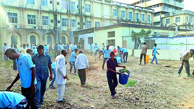 Bhausaheb's JayantuSawas started by cleanliness campaign | स्वच्छता अभियानाने भाऊसाहेबांच्या जयंत्युसवास प्रारंभ Bhausaheb's JayantuSawas started by cleanliness campaign | स्वच्छता अभियानाने भाऊसाहेबांच्या जयंत्युसवास प्रारंभ