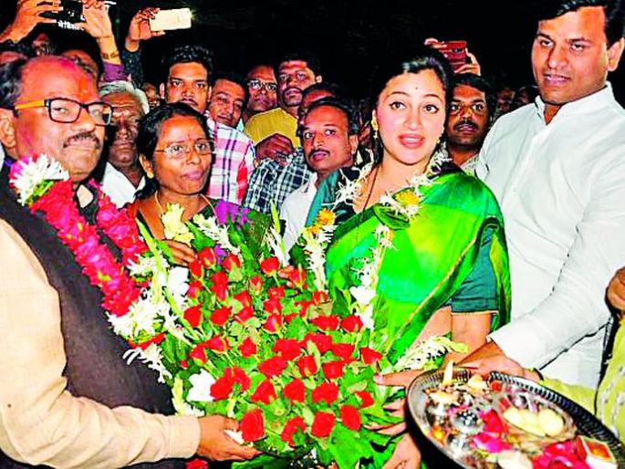 The new Guardian Minister at the residence of Rana Rana | खासदार राणांच्या निवासस्थानी नव्या पालकमंत्र्यांचे औक्षण The new Guardian Minister at the residence of Rana Rana | खासदार राणांच्या निवासस्थानी नव्या पालकमंत्र्यांचे औक्षण