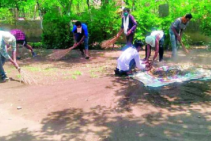 They stay in quarantine and clean the school | क्वारंटाईन राहून ‘ते’ करताहेत शाळेची स्वच्छता