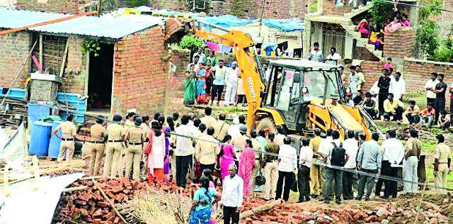 The encroachment on revenue space was deleted | महसूल जागेवरील अतिक्रमण हटविले The encroachment on revenue space was deleted | महसूल जागेवरील अतिक्रमण हटविले