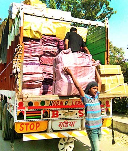 At the rate of Rs 43 lakh Panamasa, fragrant tobacco seized | दर्यापुरात ४३ लाखांचा पानमसाला, सुगंधित तंबाखू जप्त At the rate of Rs 43 lakh Panamasa, fragrant tobacco seized | दर्यापुरात ४३ लाखांचा पानमसाला, सुगंधित तंबाखू जप्त