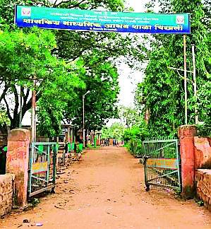 Headmistress Molestation of Student | मुख्याध्यापकाने केला विद्यार्थिनीचा विनयभंग