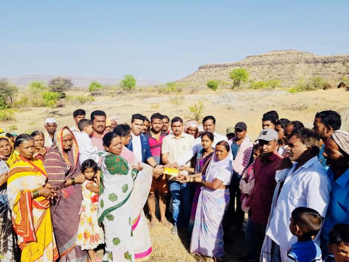 Satara: Expenditure of husband's death anniversary to the Water Foundation | सातारा : पतीच्या पुण्यतिथीचा खर्च पाणी फाउंडेशनला Satara: Expenditure of husband's death anniversary to the Water Foundation | सातारा : पतीच्या पुण्यतिथीचा खर्च पाणी फाउंडेशनला