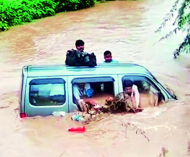 Dhuwandhar in Solapur district; Hahakar to the east; Continuous to the west | सोलापूर जिल्ह्यात धुवाँधार; पूर्वेला हाहाकार, पश्चिमेला संततधार, अनेक रस्ते पाण्याखाली Dhuwandhar in Solapur district; Hahakar to the east; Continuous to the west | सोलापूर जिल्ह्यात धुवाँधार; पूर्वेला हाहाकार, पश्चिमेला संततधार, अनेक रस्ते पाण्याखाली