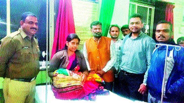 The coldness of the Nakoshi shrieking in the train station! | रेल्वेस्थानकात थंडीत कुडकुडणाऱ्या ‘नकोशी’ला मायेची ऊब!