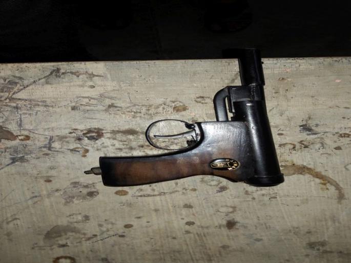 In Yaval police custody | यावलमध्ये छर्याच्या बंदुकीसह युवक पोलिसांच्या ताब्यात In Yaval police custody | यावलमध्ये छर्याच्या बंदुकीसह युवक पोलिसांच्या ताब्यात