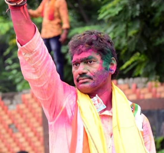 Dhananjay Munde got the dialogue with the people | धनंजय मुंडेंना जनतेशी असलेला संवाद आला कामी Dhananjay Munde got the dialogue with the people | धनंजय मुंडेंना जनतेशी असलेला संवाद आला कामी