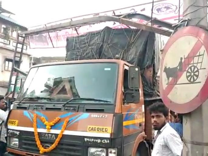 Road block of Rajiv Gandhi flyover in Bhiwandi; | भिवंडीतील राजीवगांधी उड्डाणपुलाच्या गडरला ट्रकची धडक,बंद झालेली वहातूक सुरू Road block of Rajiv Gandhi flyover in Bhiwandi; | भिवंडीतील राजीवगांधी उड्डाणपुलाच्या गडरला ट्रकची धडक,बंद झालेली वहातूक सुरू
