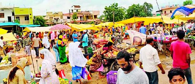 As soon as the weekly market started at Varathi, the crowd erupted | वरठी येथे आठवडी बाजाराला प्रारंभ होताच उसळली गर्दी As soon as the weekly market started at Varathi, the crowd erupted | वरठी येथे आठवडी बाजाराला प्रारंभ होताच उसळली गर्दी