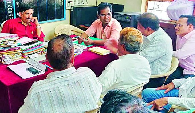 Head of Teachers, Employees Furious | शिक्षणाधिकाऱ्यांच्या पत्राने मुख्याध्यापक, कर्मचारी संतापले Head of Teachers, Employees Furious | शिक्षणाधिकाऱ्यांच्या पत्राने मुख्याध्यापक, कर्मचारी संतापले