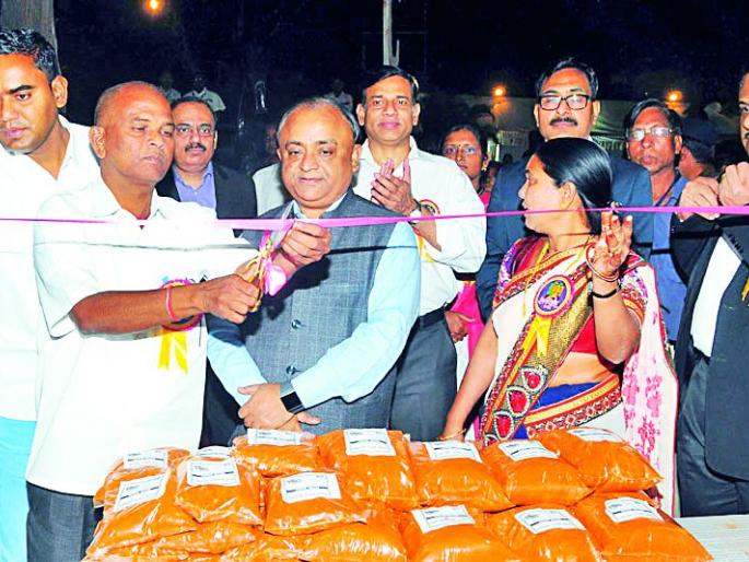 Marketed products from 'Swayam Siddha' are given to women's products | महिलांच्या उत्पादनांना ‘स्वयंसिद्धा’तून मिळाली बाजारपेठ Marketed products from 'Swayam Siddha' are given to women's products | महिलांच्या उत्पादनांना ‘स्वयंसिद्धा’तून मिळाली बाजारपेठ