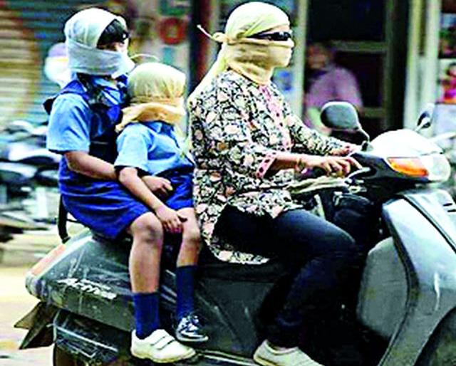 Beware, scarf and bicycle if it runs ... | खबरदार, स्कार्फ बांधून दुचाकी चालवाल तर... Beware, scarf and bicycle if it runs ... | खबरदार, स्कार्फ बांधून दुचाकी चालवाल तर...