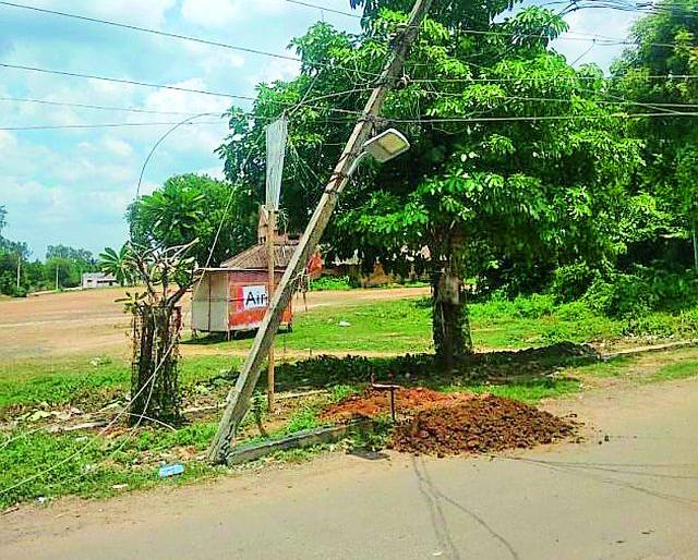 On the truck's pole, the lightning star on the street | ट्रकची खांबाला धडक विजेच्या तारा रस्त्यावर On the truck's pole, the lightning star on the street | ट्रकची खांबाला धडक विजेच्या तारा रस्त्यावर