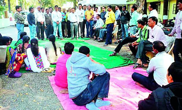 Workers by taking the black ribbons done by the employees | कर्मचाऱ्यांनी केले काळ्या फिती लावून कामकाज Workers by taking the black ribbons done by the employees | कर्मचाऱ्यांनी केले काळ्या फिती लावून कामकाज