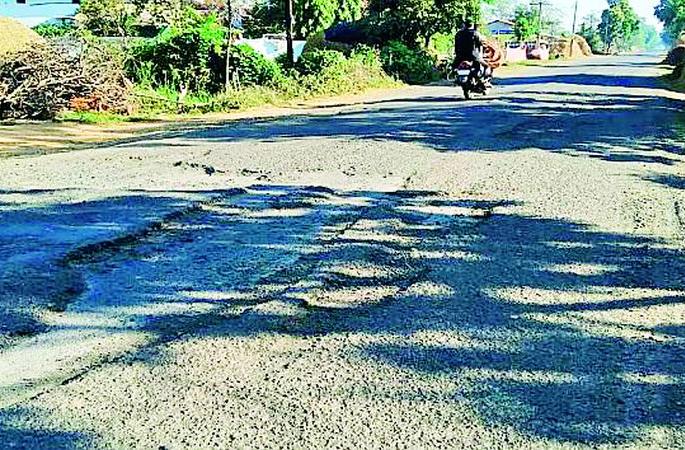 Tumor-bapara way is becoming fatal | तुमसर-बपेरा मार्ग ठरतोय जीवघेणा