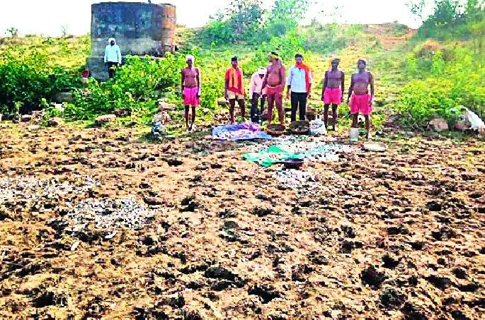False fish to steal the fish | मासे चोरण्यासाठी चक्क तलावच केला रिकामा, हजारो माशांचा तडफडून मृत्यू False fish to steal the fish | मासे चोरण्यासाठी चक्क तलावच केला रिकामा, हजारो माशांचा तडफडून मृत्यू