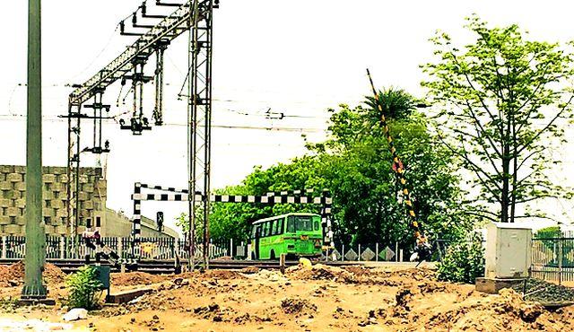 Bail of the bridge has become a pillar for the flyover | उड्डाणपुलासाठी वीज खांब ठरला अडसर Bail of the bridge has become a pillar for the flyover | उड्डाणपुलासाठी वीज खांब ठरला अडसर