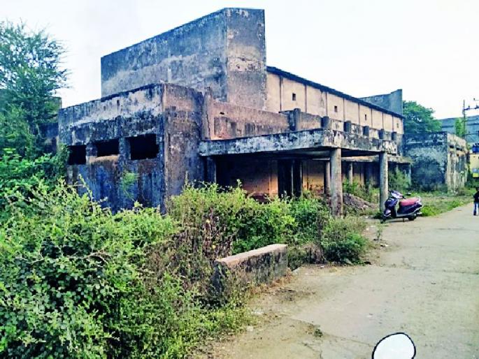 Not a cultural building but a place for anti-social activities | सांस्कृतिक भवन नव्हे समाजविघातक कृत्यांचा अड्डा Not a cultural building but a place for anti-social activities | सांस्कृतिक भवन नव्हे समाजविघातक कृत्यांचा अड्डा