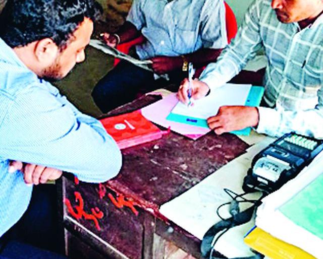 Confiscation of cheap pulse tur dal in the shop | स्वस्त धान्य दुकानातील तूर डाळ जप्त Confiscation of cheap pulse tur dal in the shop | स्वस्त धान्य दुकानातील तूर डाळ जप्त