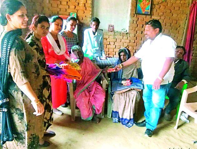 On the evening of our life, I got dull for my heart | आयुष्याच्या सायंकाळी आजीला मिळाली मायेची ऊब