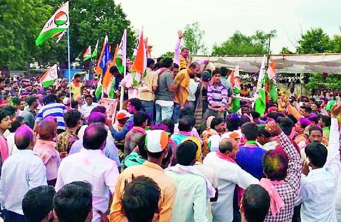 Maharashtra Election 2019 ; Voters rejecting BJP, garnering victory in the throats of Congress, NCP and Independent candidates | Maharashtra Election 2019 ; भाजपला नाकारत मतदारांनी काँग्रेस, राष्ट्रवादी आणि अपक्ष उमेदवाराच्या गळ्यात घातली विजयाची माळ Maharashtra Election 2019 ; Voters rejecting BJP, garnering victory in the throats of Congress, NCP and Independent candidates | Maharashtra Election 2019 ; भाजपला नाकारत मतदारांनी काँग्रेस, राष्ट्रवादी आणि अपक्ष उमेदवाराच्या गळ्यात घातली विजयाची माळ