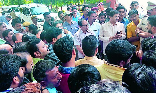 Solve the problem of workers | कामगारांच्या समस्या सोडवा Solve the problem of workers | कामगारांच्या समस्या सोडवा