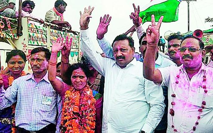 Congress-NCP flag in by-election | पोटनिवडणुकीत काँग्रेस-राष्ट्रवादीचा झेंडा