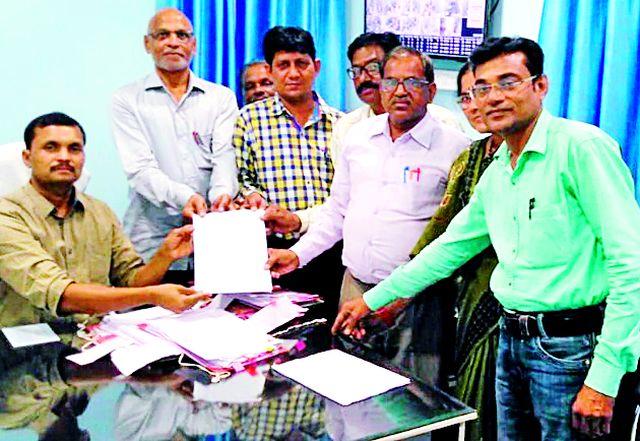 Teacher disaster due to wage haul | वेतन रखडल्याने शिक्षक संकटात Teacher disaster due to wage haul | वेतन रखडल्याने शिक्षक संकटात