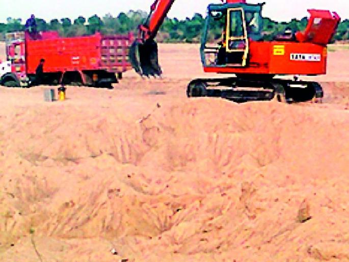 Illegal excavation of sand on Powaroli river | पोवारटोली घाटावर रेतीचे अवैध उत्खनन Illegal excavation of sand on Powaroli river | पोवारटोली घाटावर रेतीचे अवैध उत्खनन
