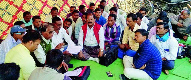 Tight dam | थकीत मानधनासाठी आयटकचे धरणे