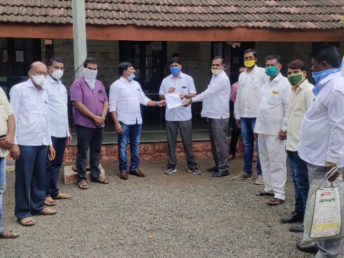 BJP statement to Dindori tehsildar | भाजपतर्फे दिंडोरी तहसिलदारांना निवेदन BJP statement to Dindori tehsildar | भाजपतर्फे दिंडोरी तहसिलदारांना निवेदन