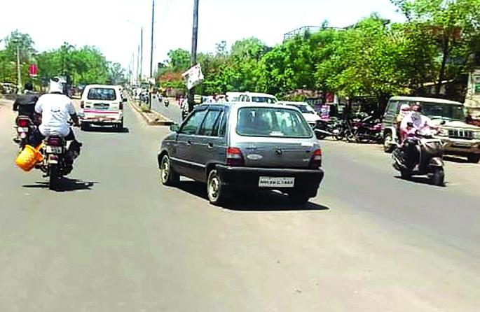 Buldana:vehicled on road in Lockdown! | बुलडाणा : लॉकाडाउनमध्ये बिनधास्त प्रवास!