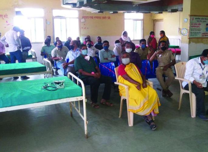 In Buldana district, only 54% vaccination after 38 days | बुलडाणा जिल्ह्यात ३८ दिवसानंतर ५४ टक्केच लसीकरण In Buldana district, only 54% vaccination after 38 days | बुलडाणा जिल्ह्यात ३८ दिवसानंतर ५४ टक्केच लसीकरण