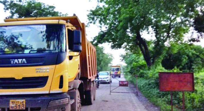 Deadly traffic continues on old bridge! | जर्जर पुलावरून जीवघेणी वाहतूक सुरूच!