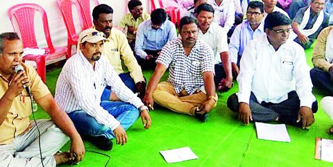 District Par. Teacher's recruitment policy | जि. प. बदली धोरणाविरुद्ध शिक्षकांचे धरणे District Par. Teacher's recruitment policy | जि. प. बदली धोरणाविरुद्ध शिक्षकांचे धरणे