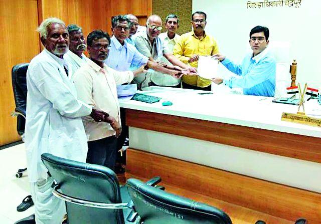 'Give' those farmers a considerable remuneration | ‘त्या’ शेतकऱ्यांना वाढीव मोबदला द्यावा 'Give' those farmers a considerable remuneration | ‘त्या’ शेतकऱ्यांना वाढीव मोबदला द्यावा