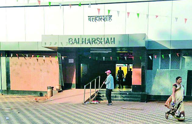 Time for hunger on the resident employees | क्वासी कर्मचाऱ्यांवर उपासमारीची वेळ Time for hunger on the resident employees | क्वासी कर्मचाऱ्यांवर उपासमारीची वेळ