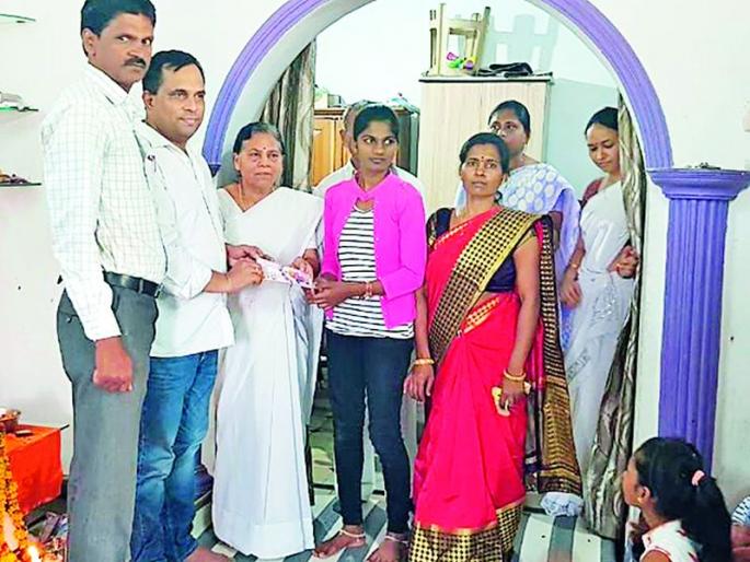 Year of the father by distributing scholarships | शिष्यवृत्ती वाटप करून वडिलाचे वर्षश्राद्ध