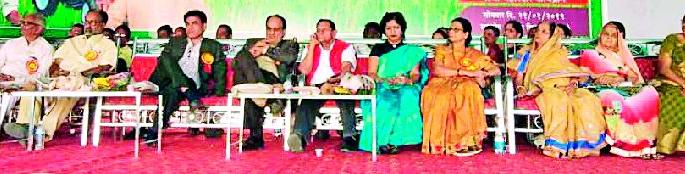 Wonderful leadership for the welfare of the farmers | शेतकऱ्यांच्या कल्याणासाठी हवे सजग नेतृत्व Wonderful leadership for the welfare of the farmers | शेतकऱ्यांच्या कल्याणासाठी हवे सजग नेतृत्व