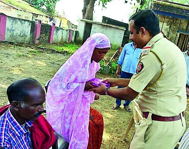 'Khaki' gave his hand to the deprived community groups | वंचित समाजघटकांना ‘खाकी’ ने दिला मायेचा हात