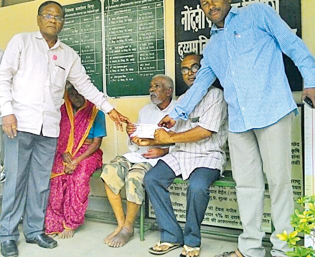 Fourteen years later, the farmers of Mongla got compensation | चौदा वर्षानंतर मिळाला डोंगर्लाच्या शेतकºयांना मोबदला Fourteen years later, the farmers of Mongla got compensation | चौदा वर्षानंतर मिळाला डोंगर्लाच्या शेतकºयांना मोबदला