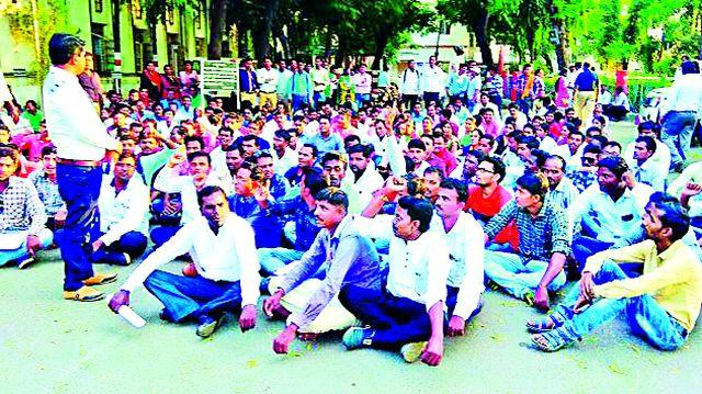 Computer operators staged at Zilla Parishad | संगणक चालकांचा जिल्हा परिषदेत ठिय्या Computer operators staged at Zilla Parishad | संगणक चालकांचा जिल्हा परिषदेत ठिय्या